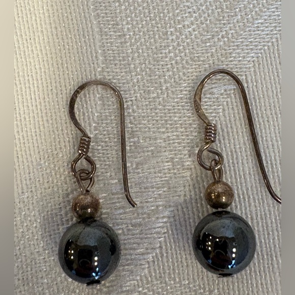 Vintage Hematite like Sphere Silver
Necklace and earrings set - Picture 5 of 6